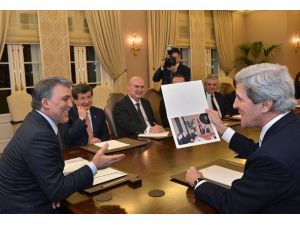 Gül'den Kerry'ye anlamlı hediye