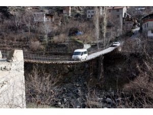 Evlerine ulaşmanın tek yolu asma köprü