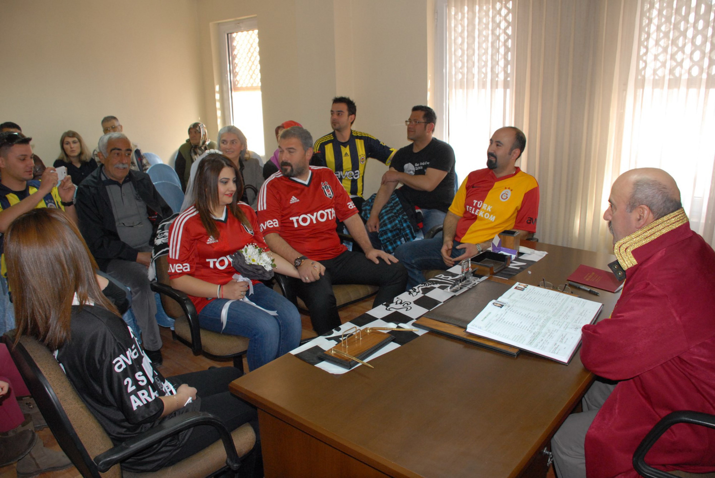 Nikah masasına Beşiktaş forması ile oturdular