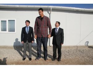 Suriyeli "dev adam"a özel kıyafet