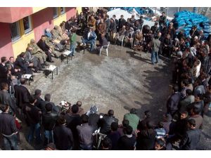 Hakkarili köylülerden sürece destek