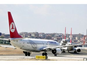 Uçakla bakım aracı arasına sıkıştı