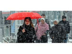 Kar geri geliyor