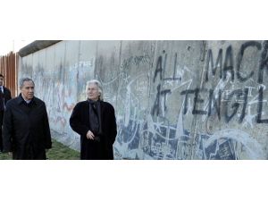 Arınç Berlin Duvarı'nı gezdi