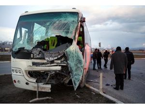 Öğrenci servisi tırla çarpıştı: 14 yaralı