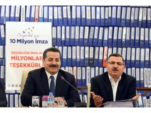 Kıyafet özgürlüğüne 12 milyon imza
