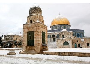 İsrail askerleri Mescid-i Aksa'yı bastı