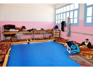 Kamu binaları geçici barınakları oldu