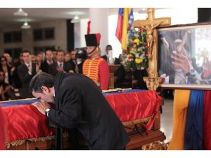 Ahmedinejad'tan Chavez'e veda öpücüğü