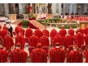 Papalık seçimi geleneksel ayinle başladı