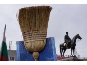 Vekilleri süpürgeyle süpürdüler