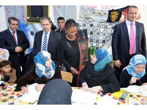 Amos Suriyeli çocuklarla şarkı söyledi