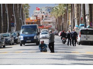 Marmaris'te Yaya geçidine oturan kişi trafiği aksattı