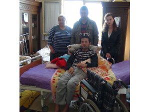 Engelli gencin tekerlekli sandalye sevinci