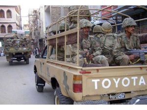 Pakistan'da askerleri taşıyan otobüs devrildi
