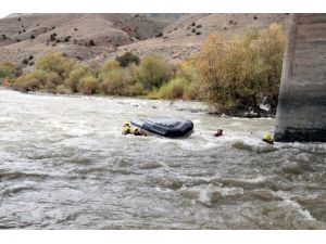 Rize'de rafting botu devrildi