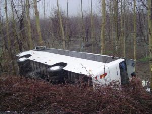 Yolcu otobüsü devrildi: 6 ölü