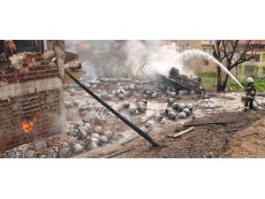 Tüp yüklü kamyon apartmana çarptı