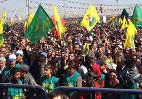 Nevruz Alanında Hiç Türk Bayrağı yok