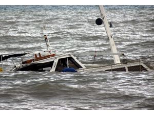 Kaçak göçmenleri taşıyan tekne battı