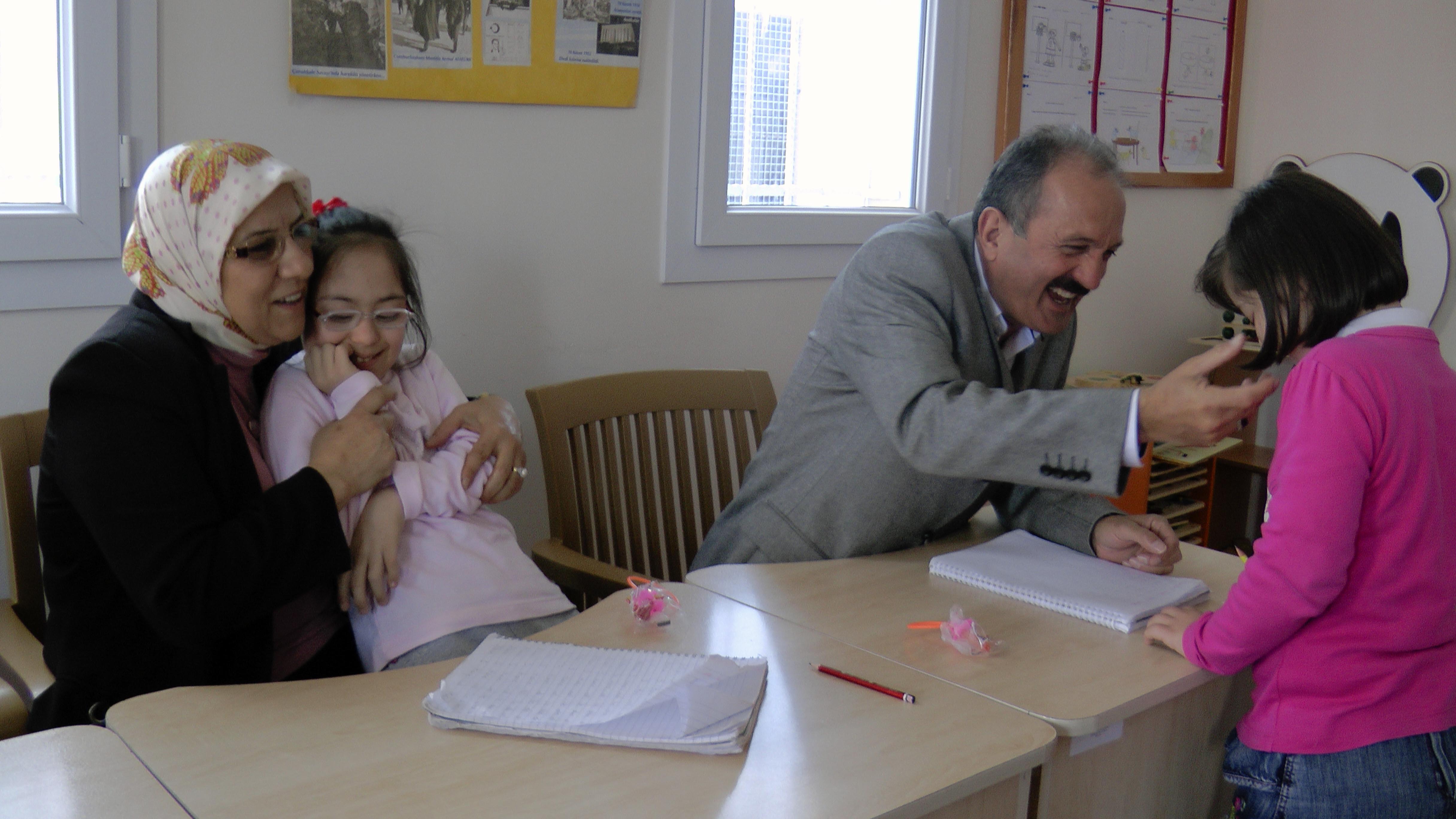 çocuklarla bir araya geldi