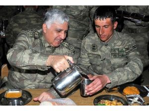 Genelkurmay Başkanı erlerle karavana yedi