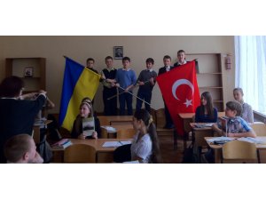 Lugansk şehrindeki bir okulun "Türkçe Sınıfı"na destek verdi.