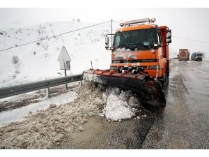 Kar yolları kapattı