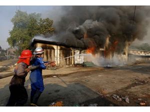 Myanmar'da 2 cami ve 50 ev ateşe verildi