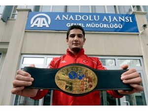 Şampiyon güreşçiden AA'ya ziyaret