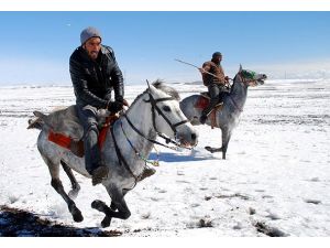 Kar üzerinde cirit gösterisi