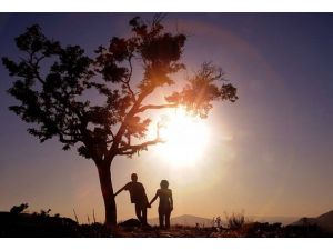 Kadınlar geleceğini, erkekler arabasını düşünüyor