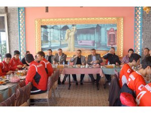 İspirli futbolcularıyla bir araya geldi