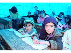 Bombardımandan kurtarılan sıralarda eğitim