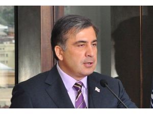Saakaşvili'den yetkilerinin kısıtlanmasına onay