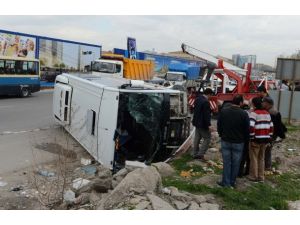Ankara'da özel halk otobüsü devrildi