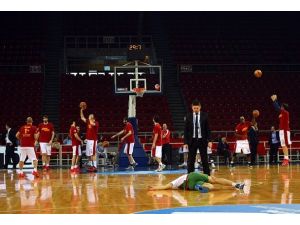 Olaylı basketbol maçı gecikmeli başladı