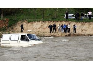 "Kestirme" diye dereyi minibüsüyle geçmeye çalıştı