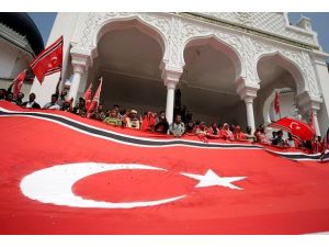 Banda Açe'ye ay yıldızlı bayrak