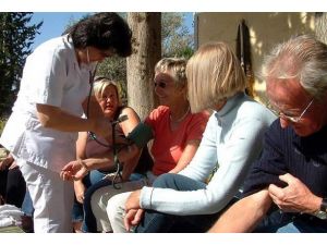 İleri yaştaki kadınlar erkeklerden hareketsiz