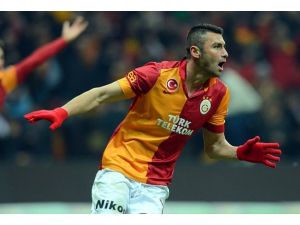 Turu geçen kupayı kaldırır