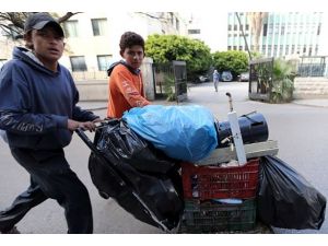 Çöplerin arasında rızklarını arıyorlar