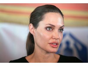 Angelina Jolie kızlar için okul açtı