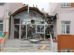 İlkokulun çatı duvarı çöktü