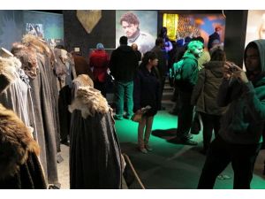 Taht Oyunları için saatlerce sırada beklediler