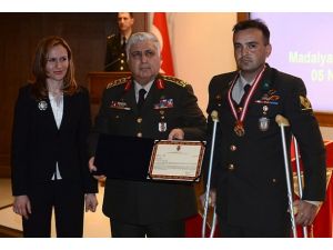 "Kahraman Gazi"ye üstün cesaret madalyası