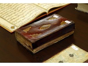 Paha biçilemeyen kitaplara bekçilik yapıyor