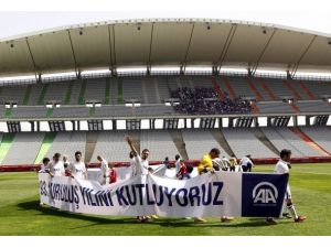 Anadolu Ajansı'na pankartlı kutlama