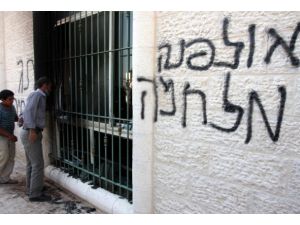 Cami duvarına ırkçı slogan