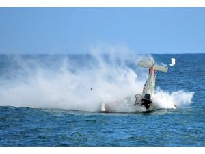 Gösteri uçağı denize çakıldı